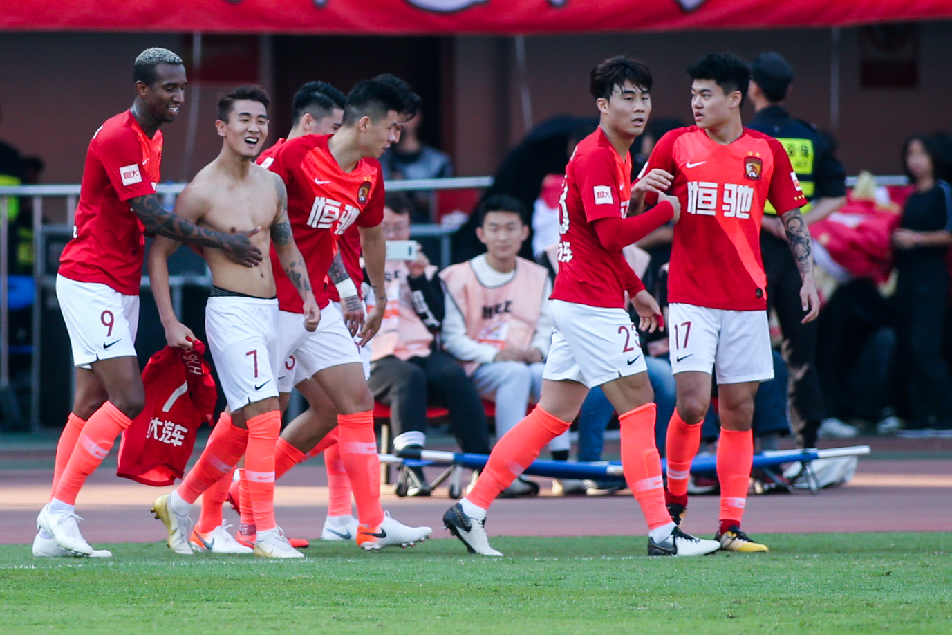 国王杯16强对阵：巴萨客战桑坦德竞技，皇马客战阿尔瓦塞特